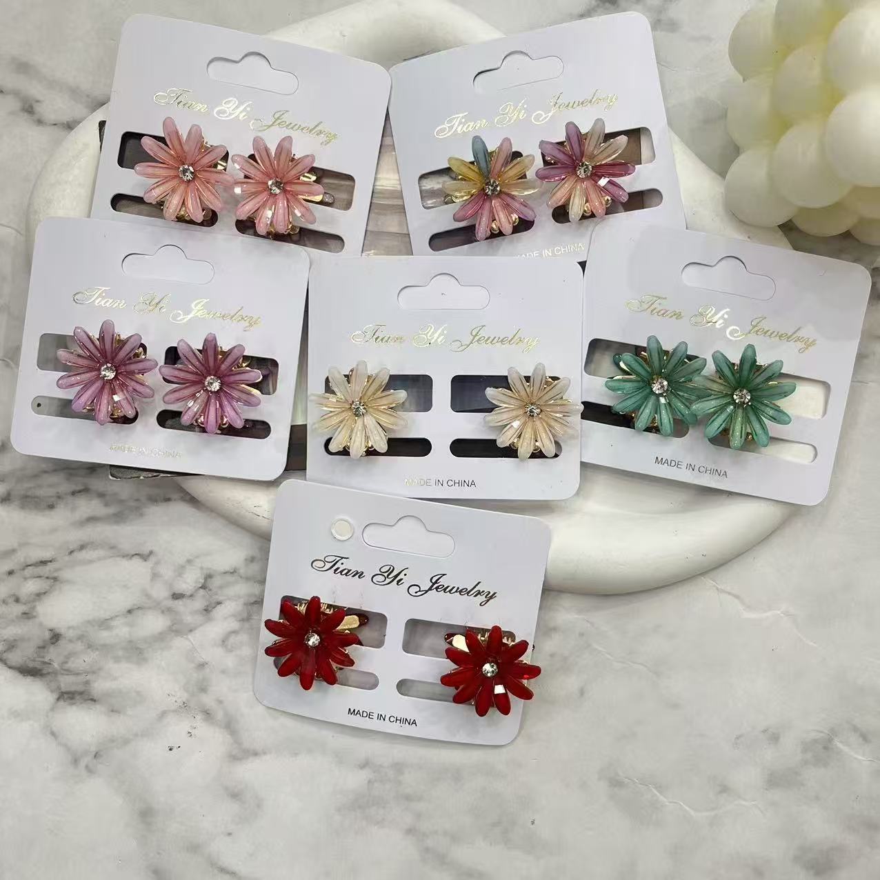 3 cm colorful small chrysanthemum flowers, delicate back of the head, small claw clip, simple small claw clip, sweet bangs, hairpin, hair clip, hair accessory Application Scenario