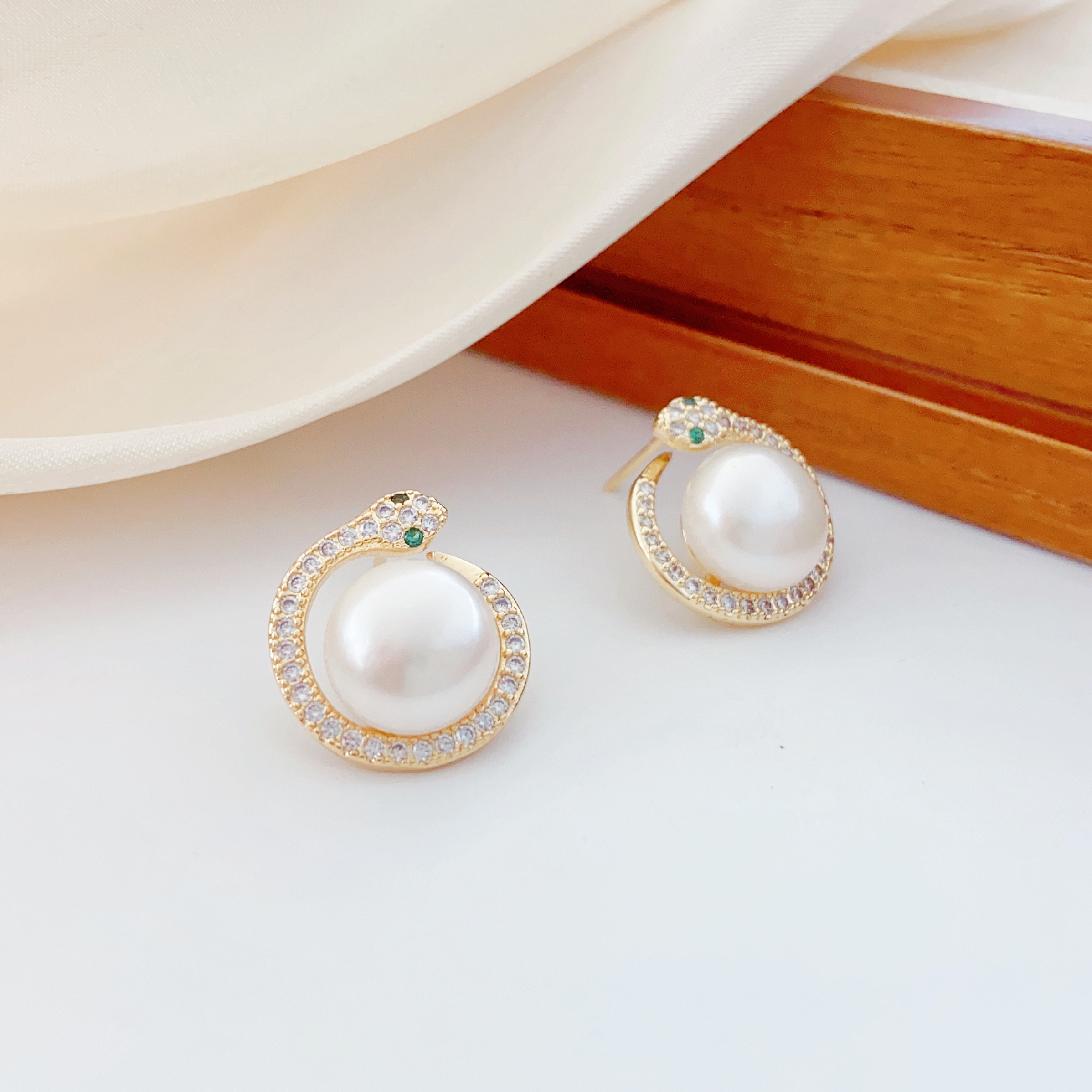 Ear studs and earrings are simple and fashionable. They are versatile and personalized earrings for women Application Scenario