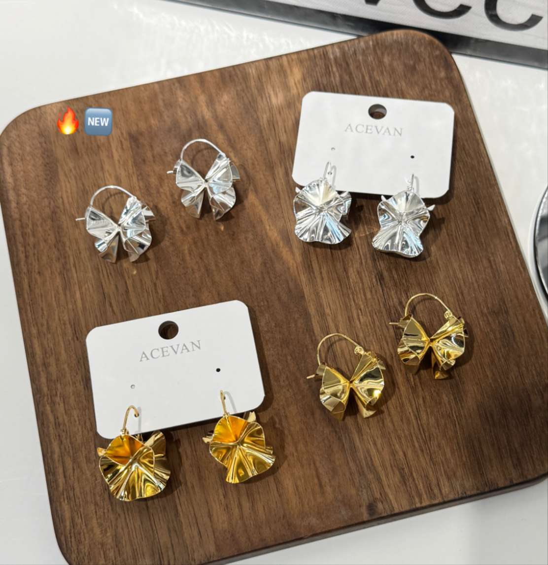 New pleated ear hooks, irregular double-sided flower stud earrings, high-end women's light luxury earrings, commuter style earrings, a bestseller in live-streaming by Internet celebrities Item Picture