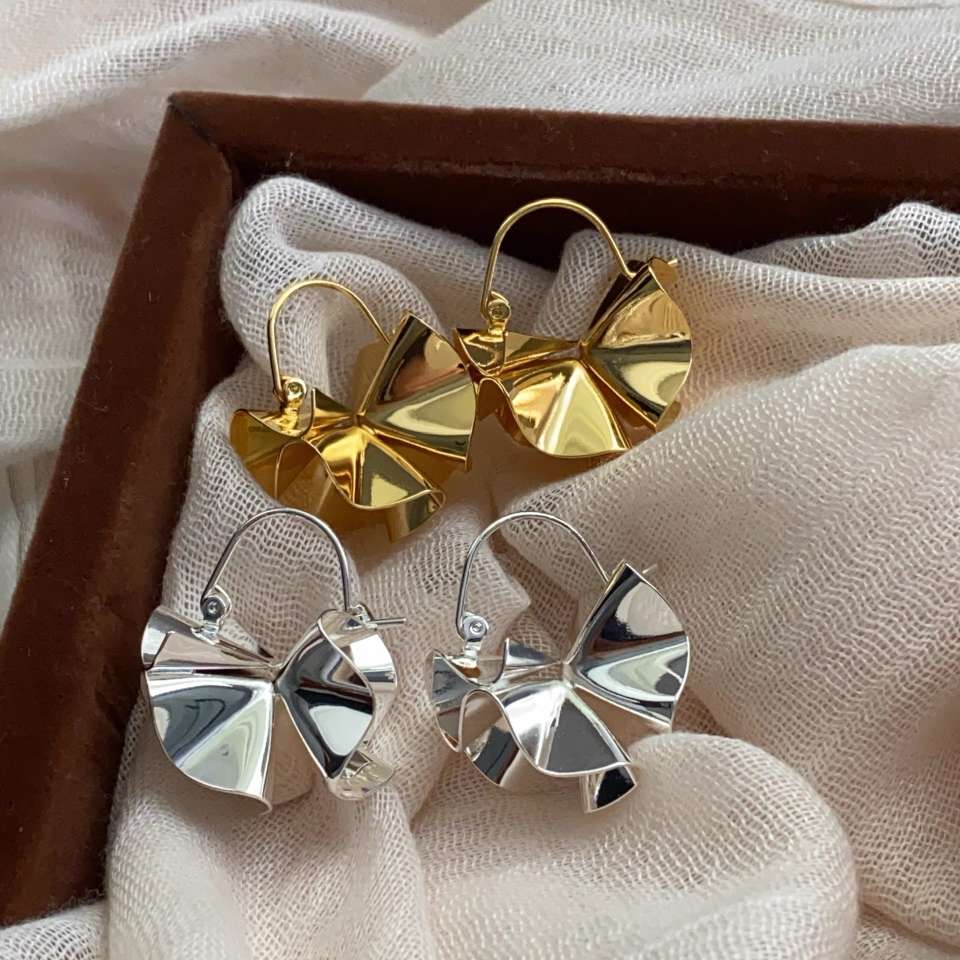 New pleated ear hooks, irregular double-sided flower stud earrings, high-end women's light luxury earrings, commuter style earrings, a bestseller in live-streaming by Internet celebrities details Picture