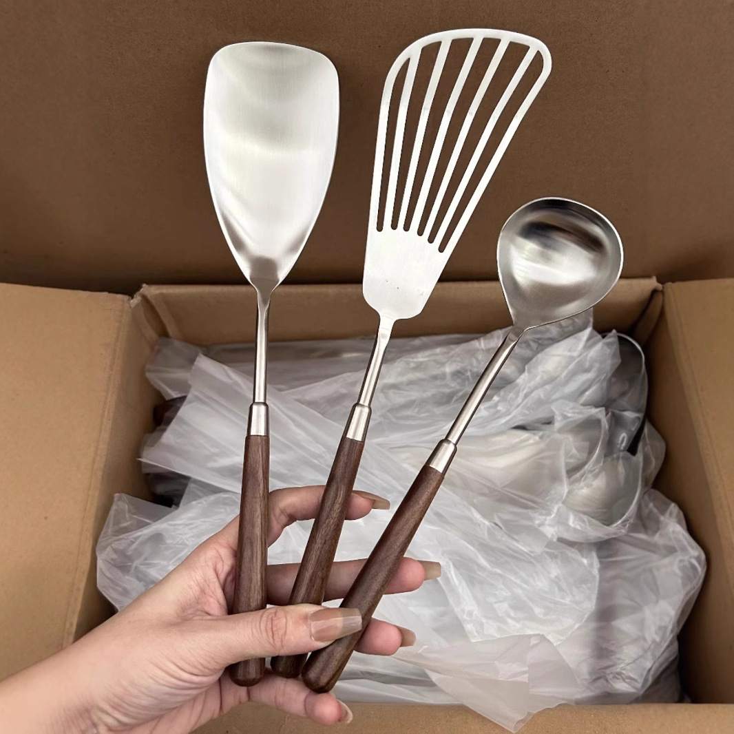 Wooden handle walnut wood spatula, household stainless steel 304 food-grade spoon set, kitchen cooking hot pot soup spoon full figure