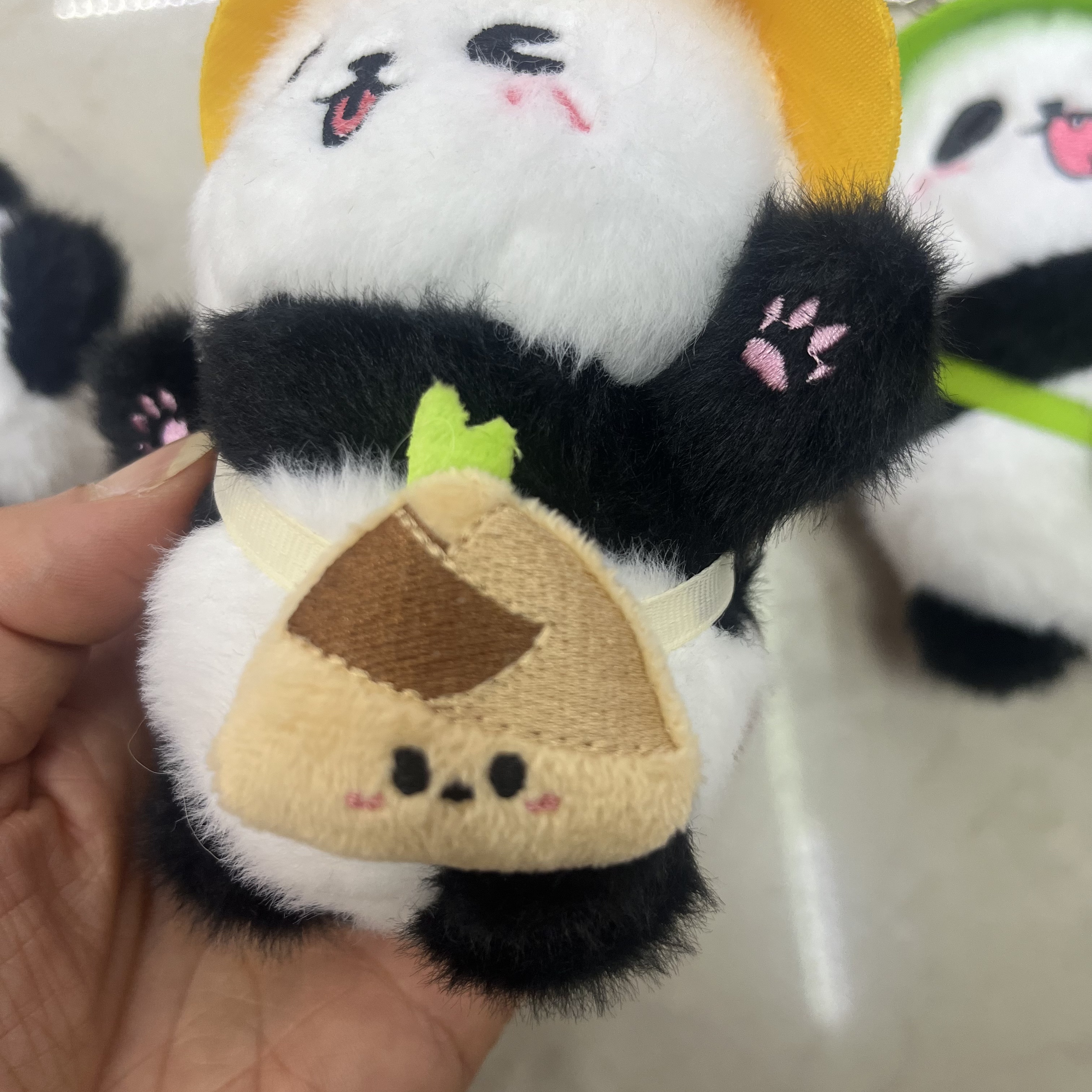 戴帽熊猫背包熊猫成都熊猫文创旅游纪念品毛绒玩具创意玩偶卡通周边挂件毛绒公仔挂件钥匙扣布偶挂件可爱装饰礼物夹娃娃机厂家直销详情7