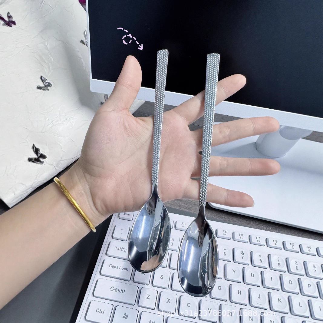 Wholesale of stainless steel spoons with rattan weave texture, thickened ice stirring spoons, long-handled spoons, household cooking spoons, soup spoons and spoons from manufacturers Application Scenario