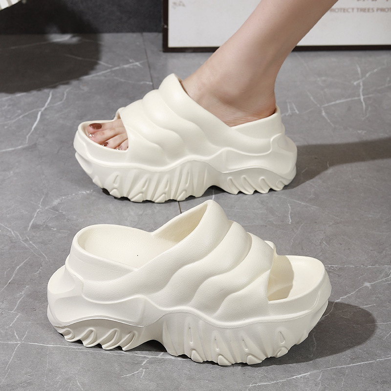 eva's new thick-soled high-heeled wedge slippers for summer can be worn outside with a sponge sole to increase height and make one look slimmer. Lazy one-word flip-flops for cooling 66 full figure