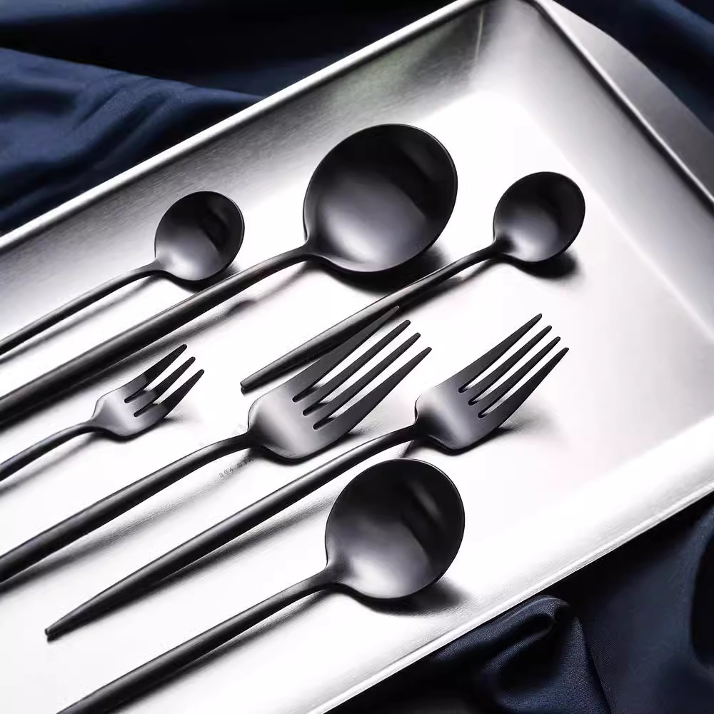 Thickened stainless steel Western tableware set, black steak knife, fork and spoon three-piece set, restaurant household dessert and pastry fork and spoon Application Scenario
