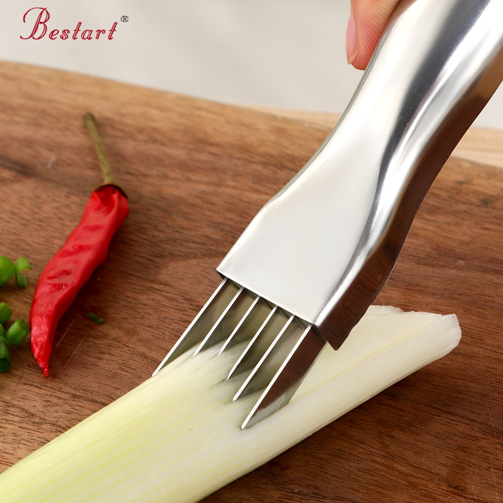 A portable and lightweight golden kitchen tool for catering and household use, a stainless steel scallion cutter with logo for shredding scallions and garlic sprouts Specification drawing
