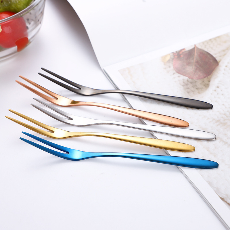 304 stainless steel fruit fork, salad fork, creative two-toothed cake fork, Western dessert signboard, hotel supplies tableware Application Scenario