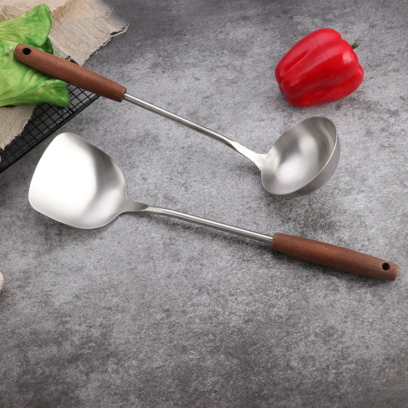Factory wholesale 304 stainless steel spatulas, household kitchen soup spoons, cooking spoons and spatulas, wooden handle kitchenware, stir-frying spatulas Application Scenario