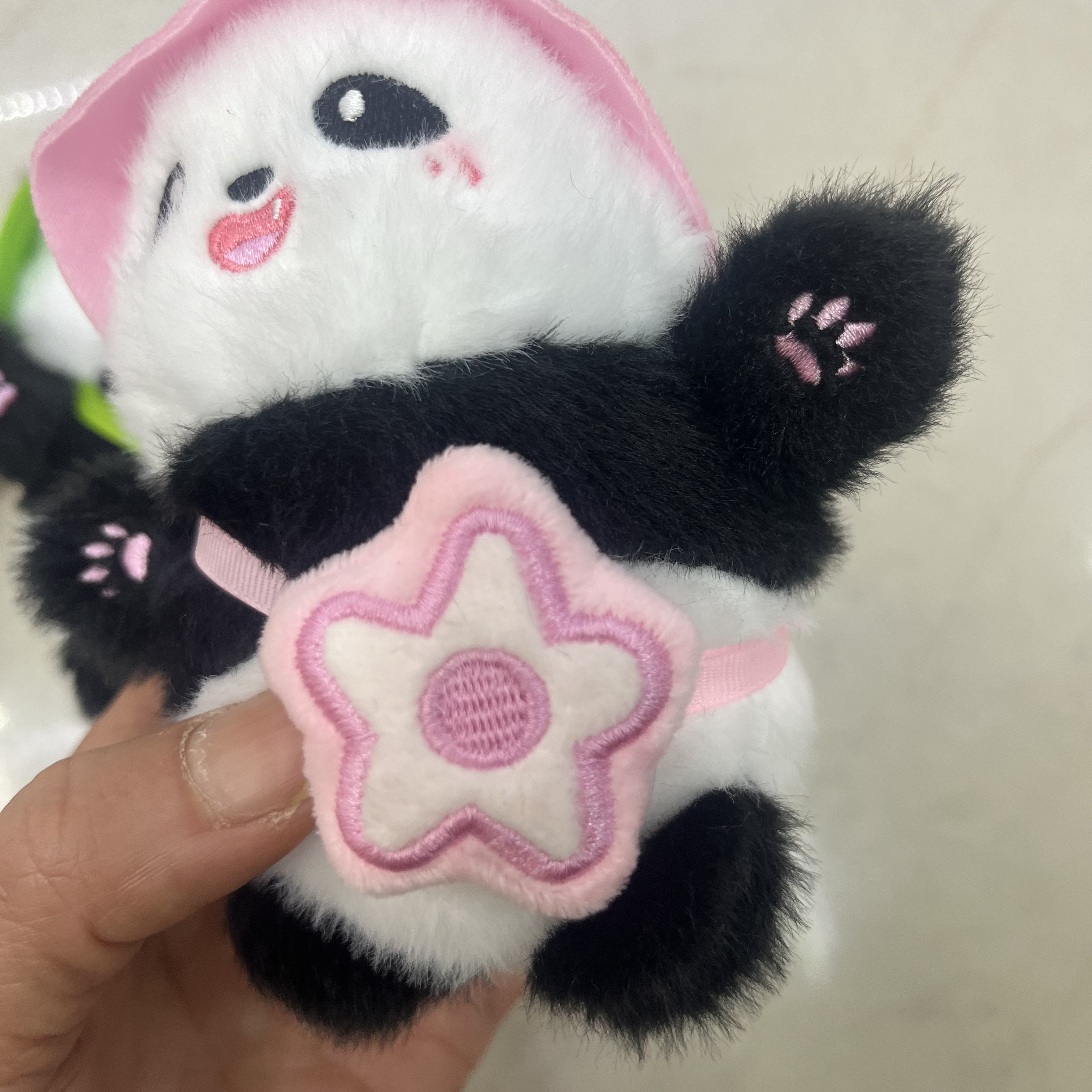 戴帽熊猫背包熊猫成都熊猫文创旅游纪念品毛绒玩具创意玩偶卡通周边挂件毛绒公仔挂件钥匙扣布偶挂件可爱装饰礼物夹娃娃机厂家直销详情9