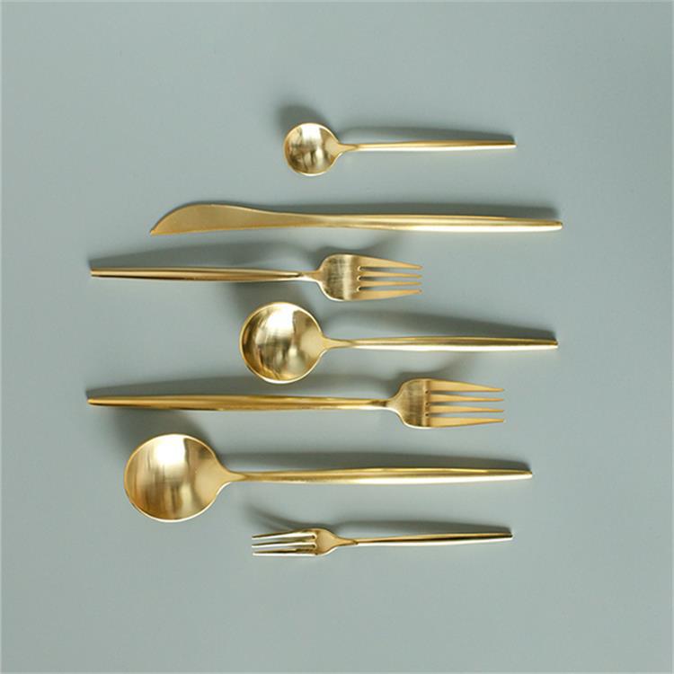 Portuguese internet-famous stainless steel tableware, gold-plated Western tableware, knives, forks, spoons, 304 stainless steel steak knives Application Scenario