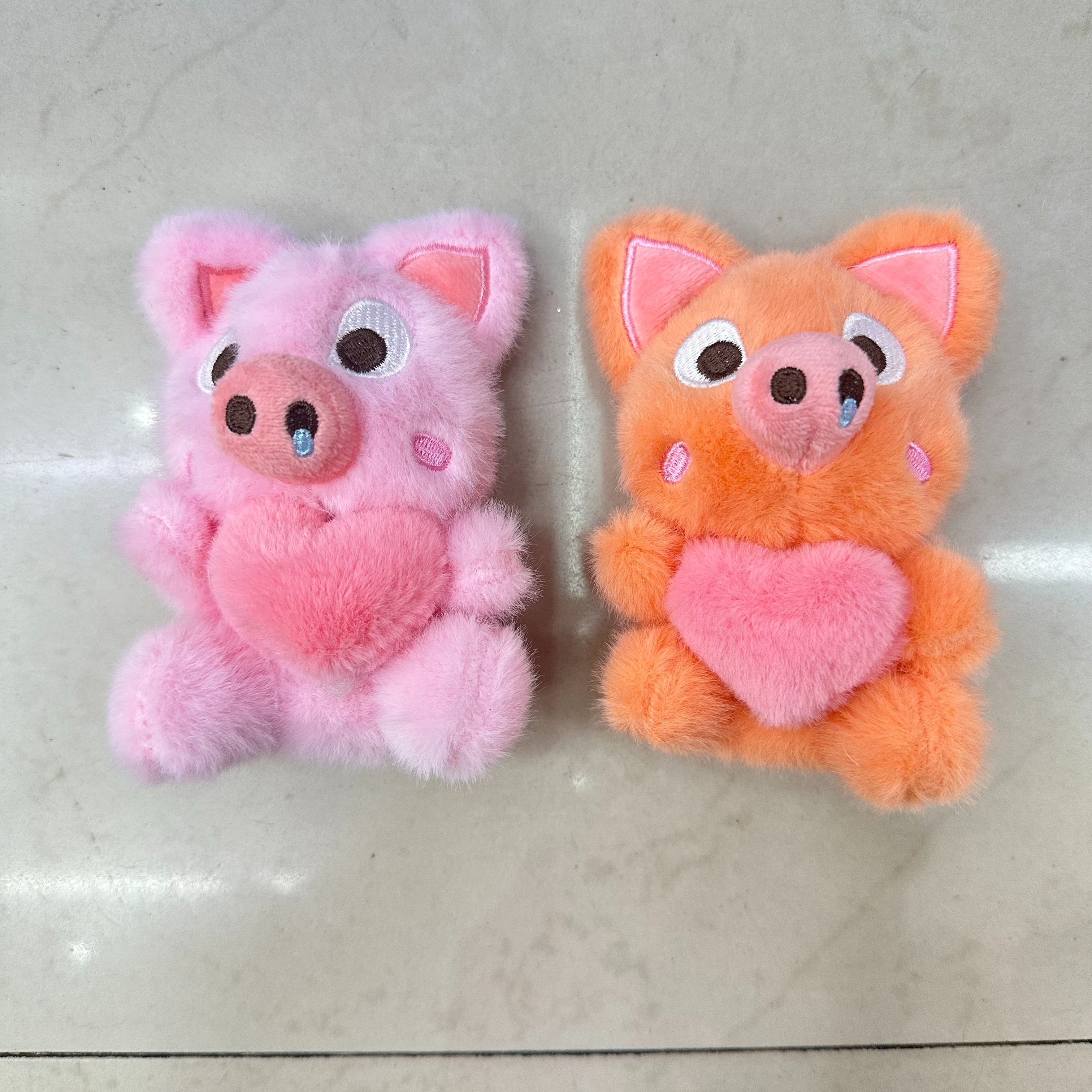 Hug pig plush toy, male piglet sitting half pig, creative doll, cartoon peripheral pendant, plush doll pendant, keychain, cloth doll pendant, cute decoration gift, claw machine factory direct sales Application Scenario