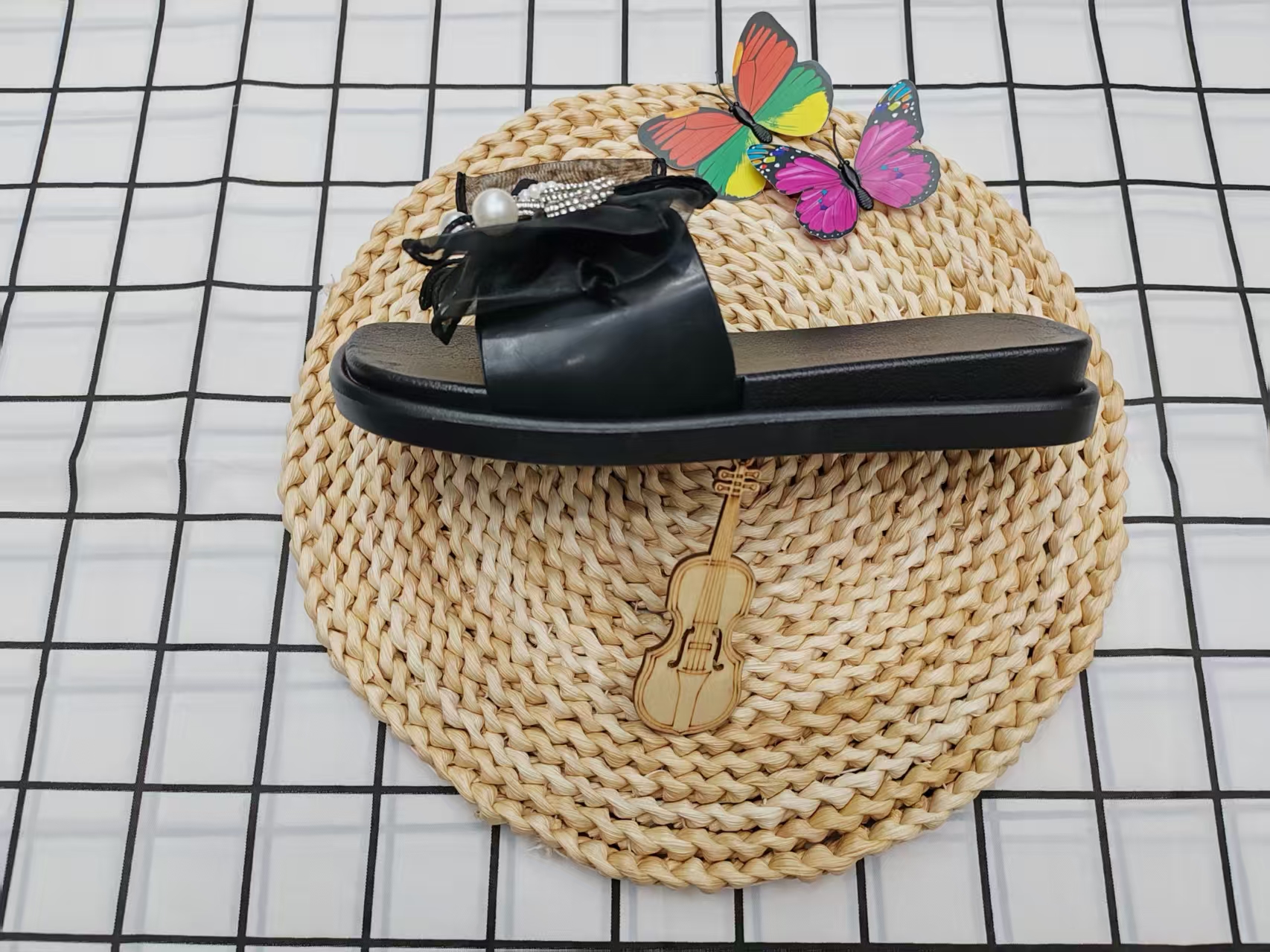 2025 New soft-soled fashionable women's bow one-shoulder slippers Application Scenario
