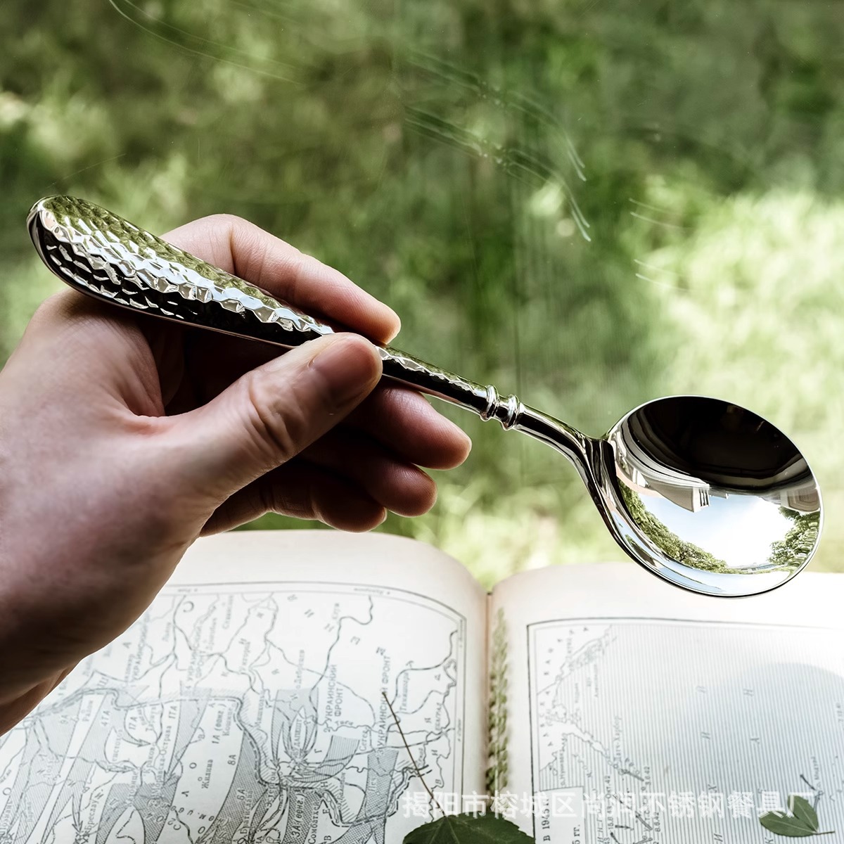 304 stainless steel tableware with hammer texture, high-end restaurant steak knives and forks, Western tableware, hotel household stainless steel knives, forks and spoons Application Scenario