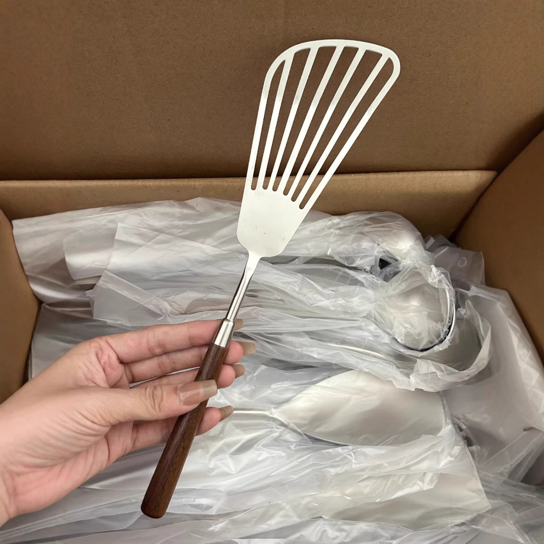 Wooden handle walnut wood spatula, household stainless steel 304 food-grade spoon set, kitchen cooking hot pot soup spoon details Picture