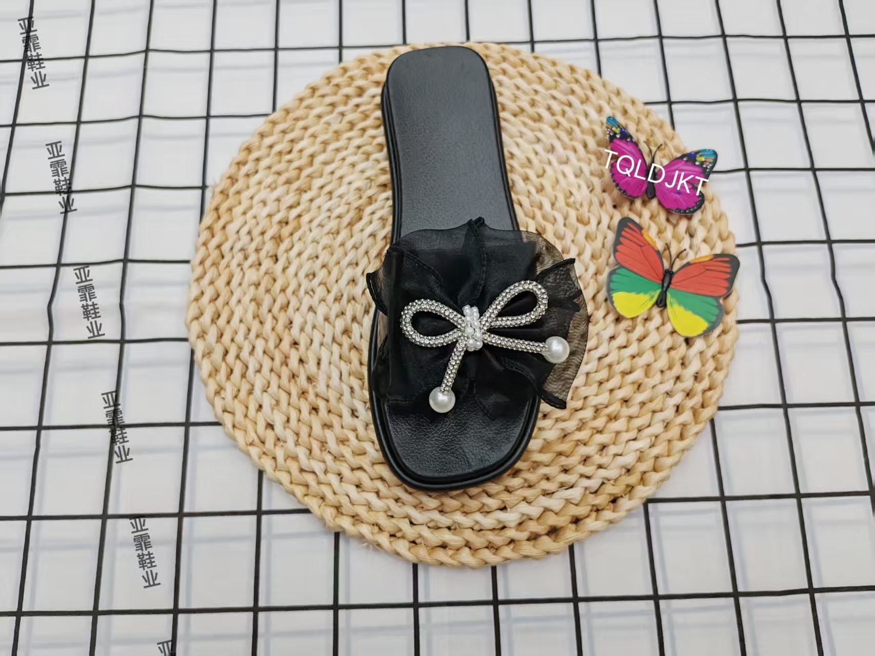 2025 New soft-soled fashionable women's bow one-shoulder slippers