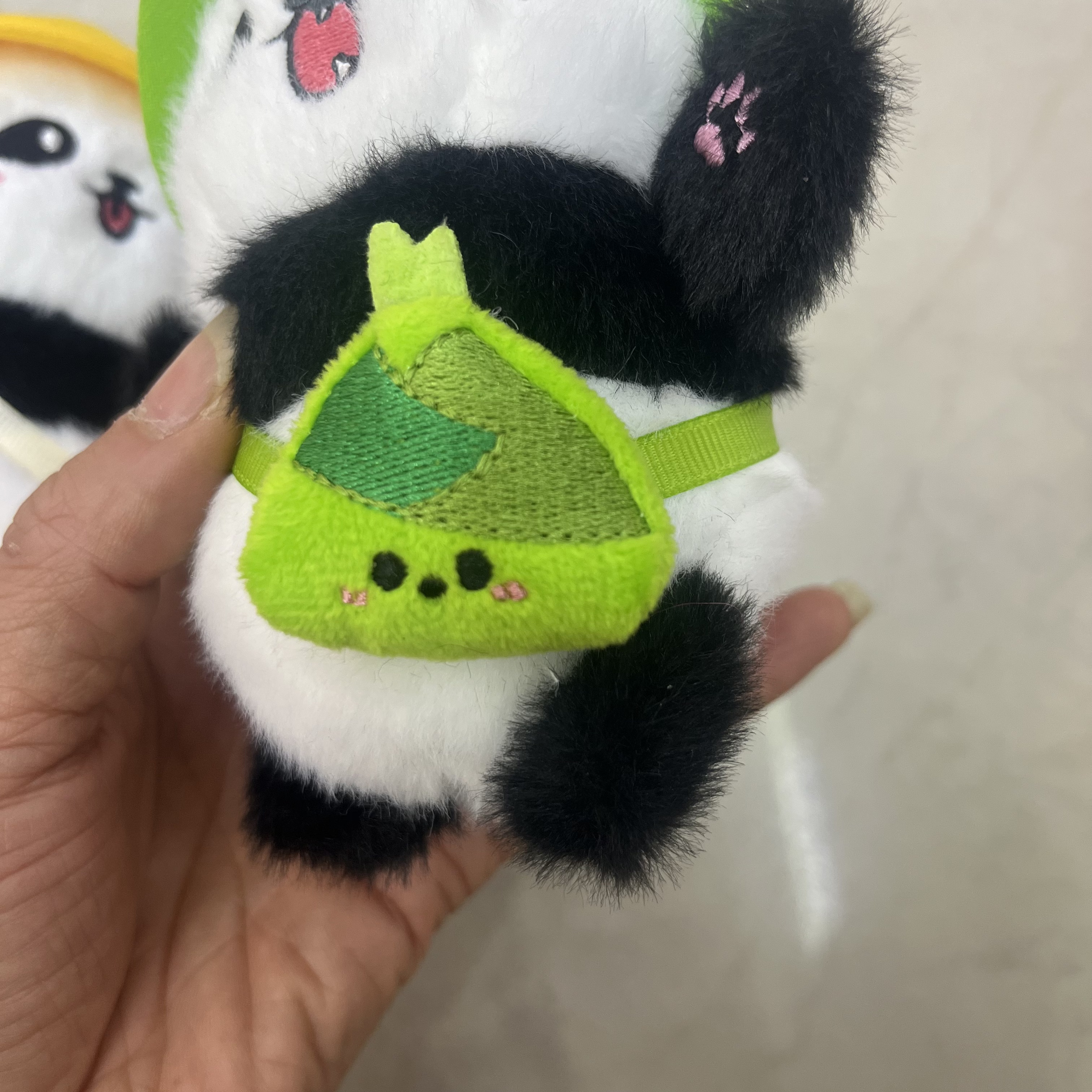 戴帽熊猫背包熊猫成都熊猫文创旅游纪念品毛绒玩具创意玩偶卡通周边挂件毛绒公仔挂件钥匙扣布偶挂件可爱装饰礼物夹娃娃机厂家直销详情8