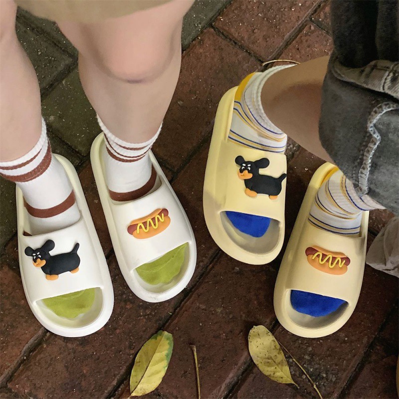 Cartoon couple slippers with a feeling of stepping on feces. Women's home use, indoor and outdoor wear. Anti-slip and smelly cool slippers for dormitories and bathrooms. Men's wholesale, 48 Application Scenario