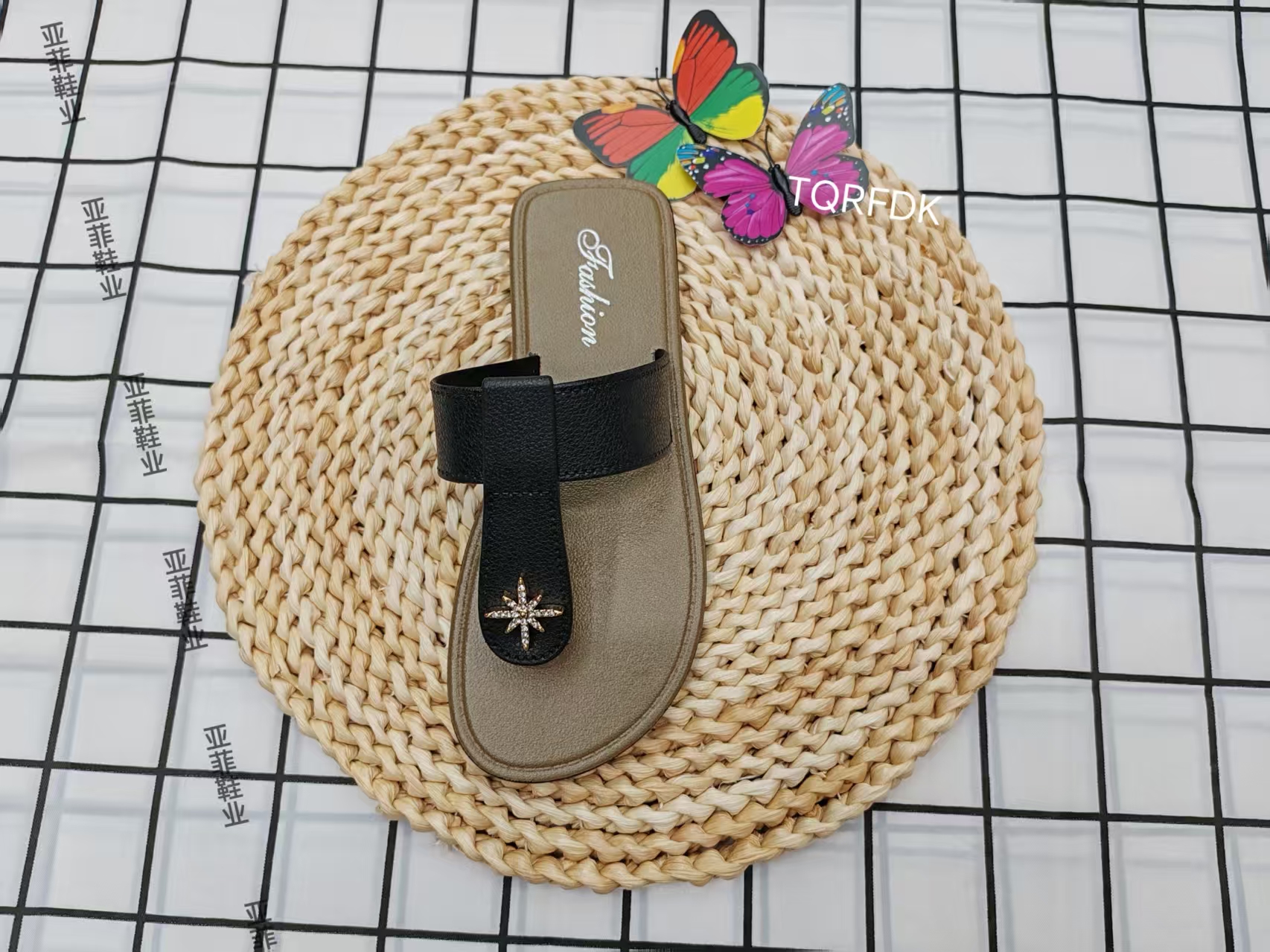 2025 New French flat-bottom, niche, high-end and touching flip-flops for outerwear full figure