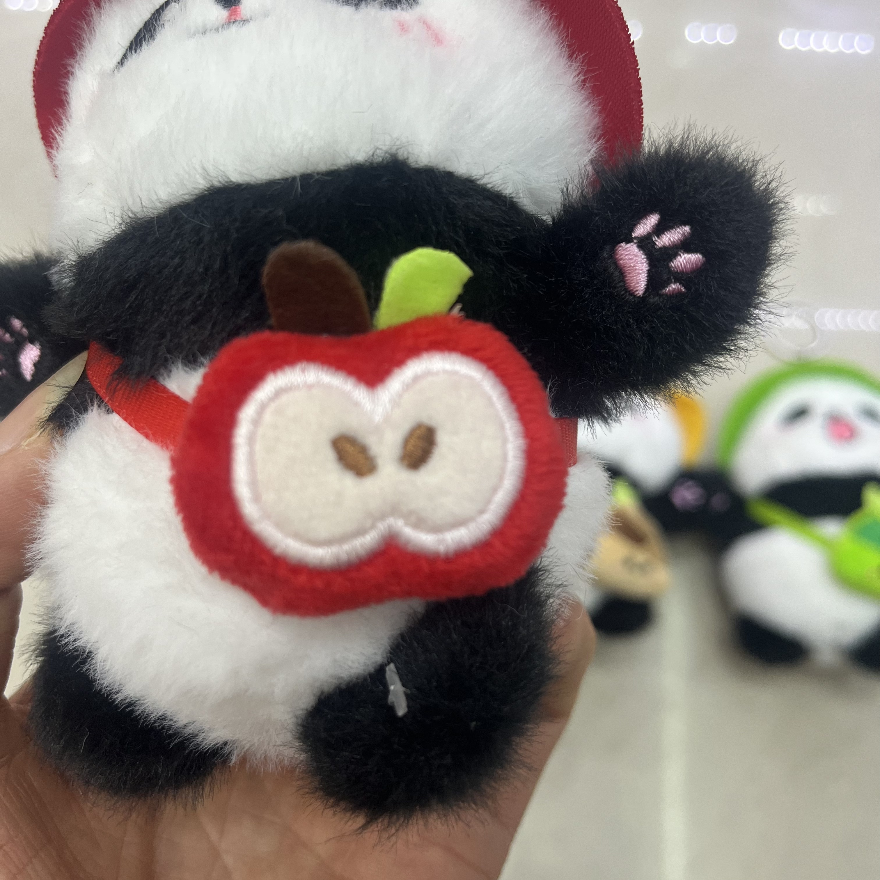 戴帽熊猫背包熊猫成都熊猫文创旅游纪念品毛绒玩具创意玩偶卡通周边挂件毛绒公仔挂件钥匙扣布偶挂件可爱装饰礼物夹娃娃机厂家直销详情6