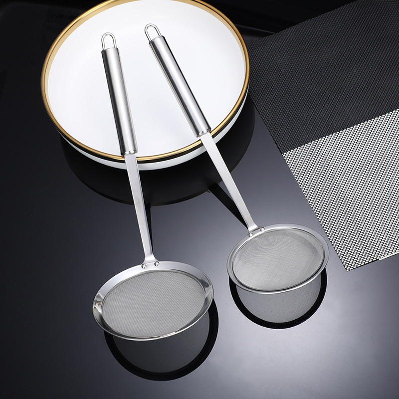 304 stainless steel skimming and foaming spoon, foaming and skimming hot pot strainer, a magic tool for separating residue and skimming, oil separator and oil filter net spoon Application Scenario