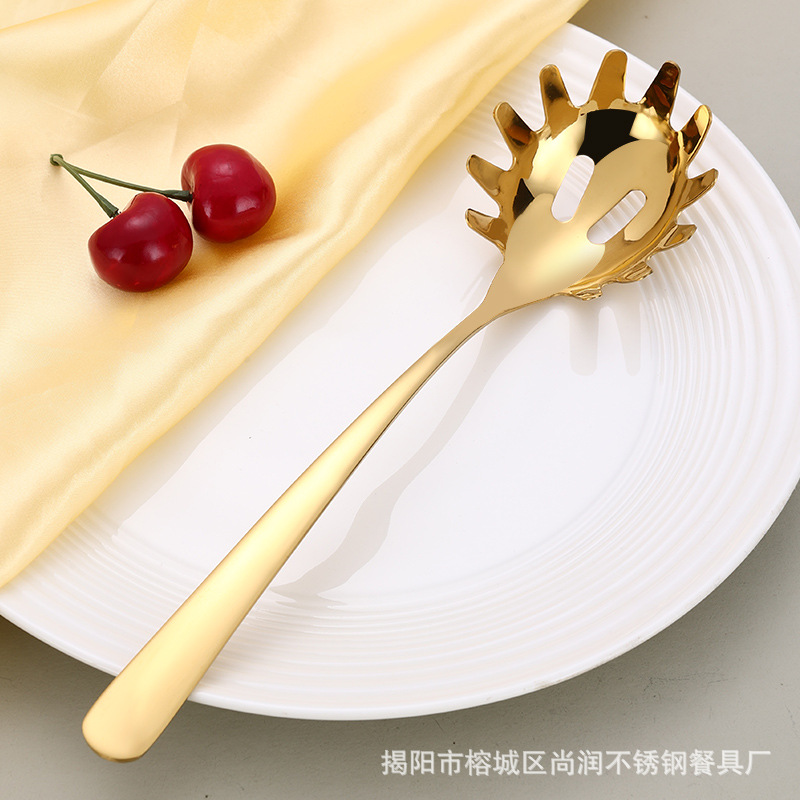 304 stainless steel noodles, stir-fried noodles, noodle scooping spoon, noodle scooping strainer, kitchen tools, pasta, stir-fried noodles, noodle scooping spoon Application Scenario