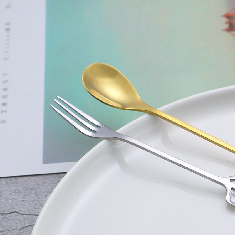 Factory wholesale creative leaf fruit forks, stainless steel titanium-coated fruit skewers, mooncake forks, cake dessert forks, gold Application Scenario