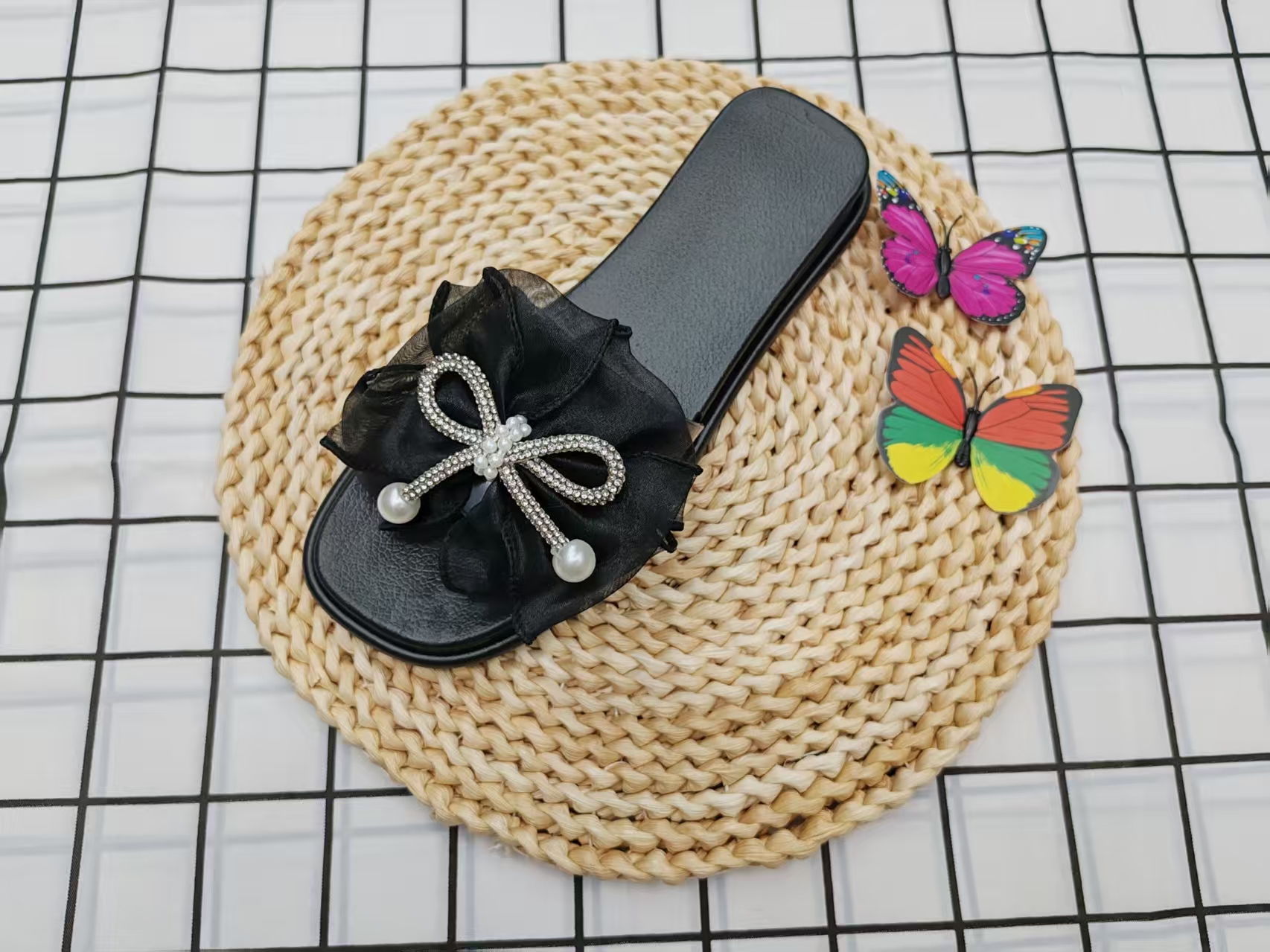 2025 New soft-soled fashionable women's bow one-shoulder slippers details Picture