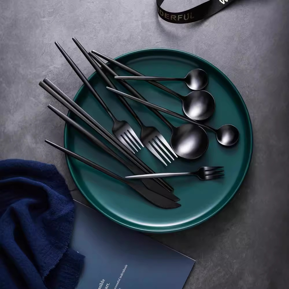 Thickened stainless steel Western tableware set, black steak knife, fork and spoon three-piece set, restaurant household dessert and pastry fork and spoon full figure