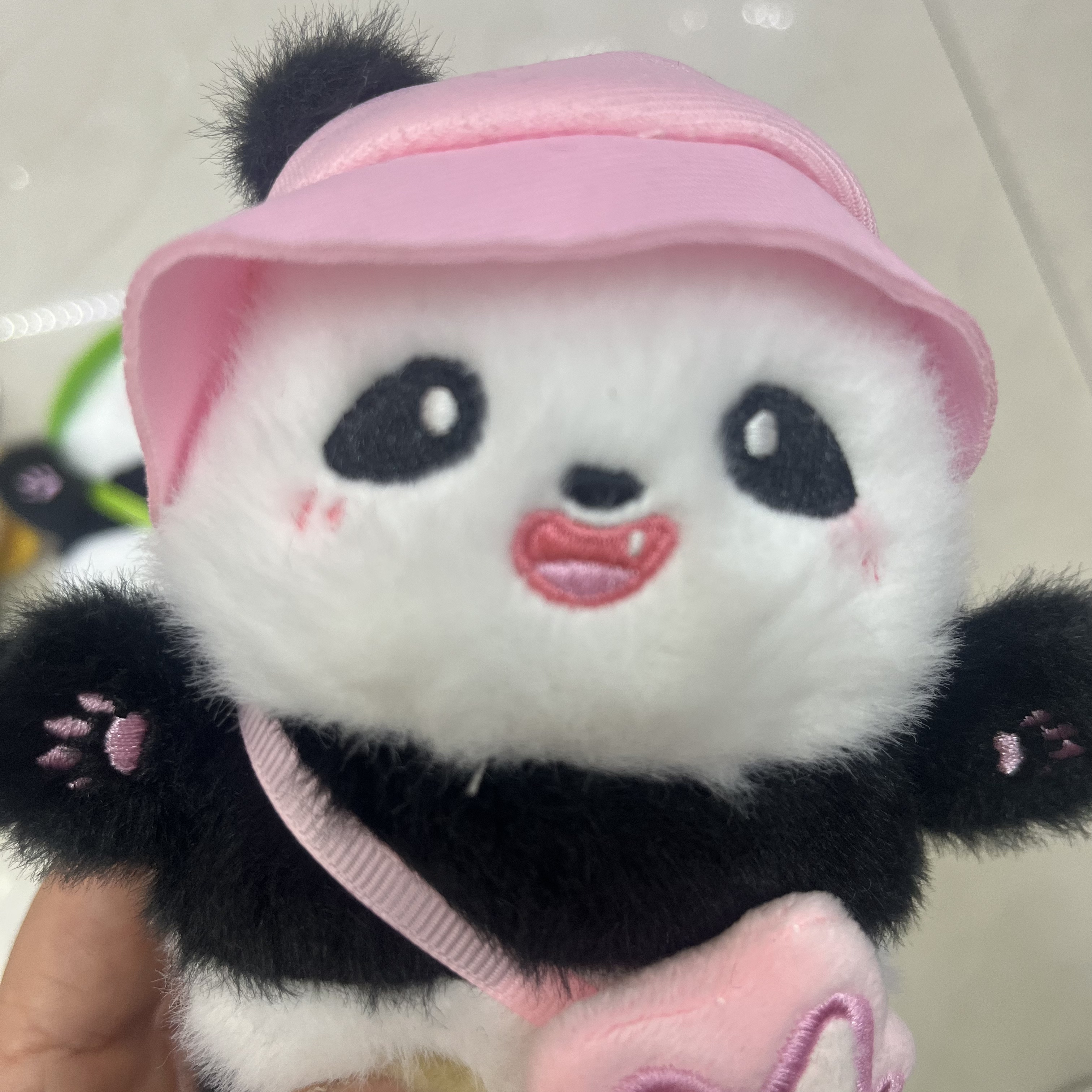 戴帽熊猫背包熊猫成都熊猫文创旅游纪念品毛绒玩具创意玩偶卡通周边挂件毛绒公仔挂件钥匙扣布偶挂件可爱装饰礼物夹娃娃机厂家直销详情10