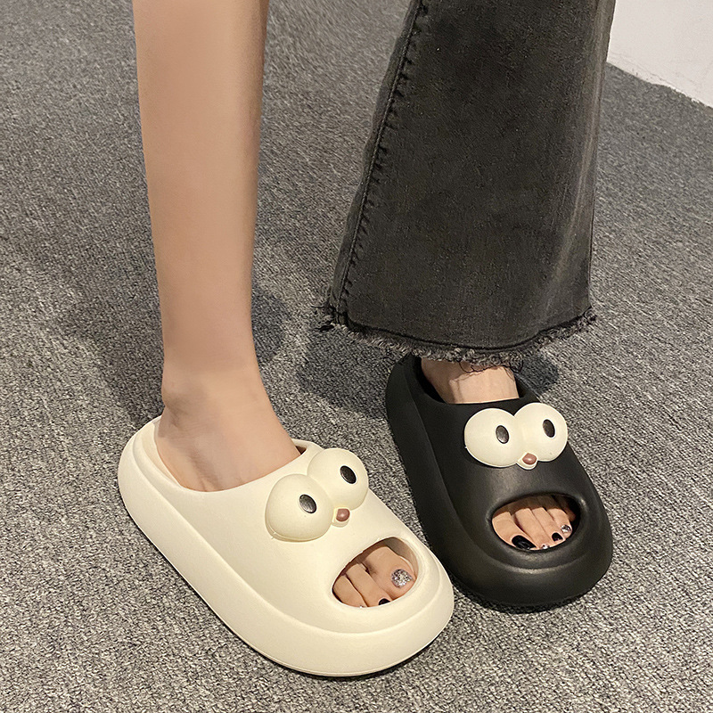 Men wear thick-soled slippers for outdoor use. Indoor anti-slip and deodorizing slippers for bathing. Couples wear cool slippers for stepping on feces at home. Women wear summer slippers. 35 Application Scenario