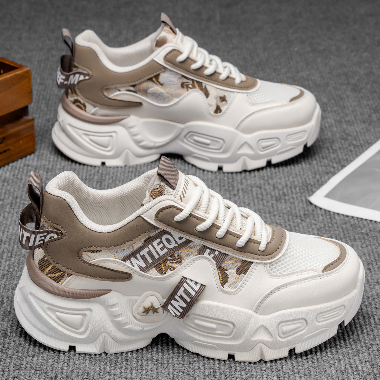 The new men's shoes for the autumn of 2025, featuring breathable mesh, are popular choices for teenagers' sports and casual wear, thick-soled trendy shoes, and soft-soled dad shoes Specification drawing