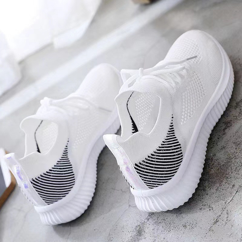 The new 2024 shoes are versatile for women. Students can wear mesh shoes in summer. They are breathable mesh sports shoes for women, casual shoes, and mom shoes Application Scenario
