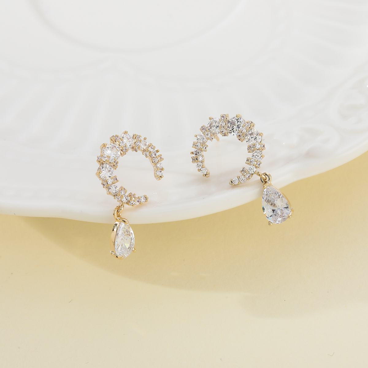 Xuhui brand exquisite and light luxury copper plated with real gold and set with zircon 925 silver needle star moon fashionable and elegant stud earrings Specification drawing