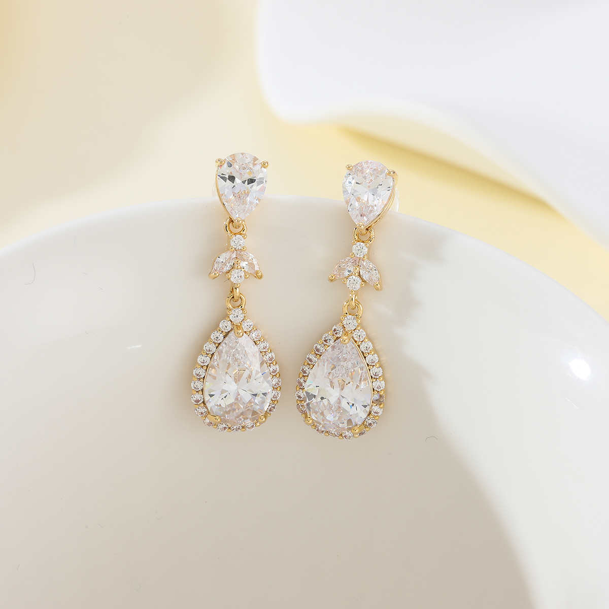 Xuhui brand exquisite and light luxury copper plated with real gold and set with zircon 925 silver needle, luxurious water drop, fashionable and elegant stud earrings details Picture