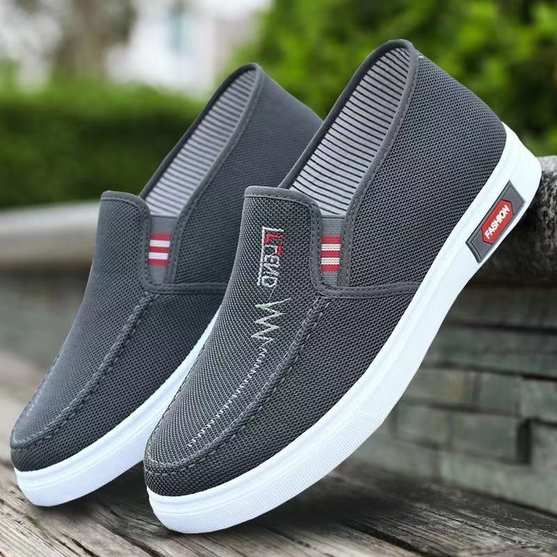 The new Spring and Autumn Old Beijing cloth shoes feature soft soles, comfortable dad shoes, light and breathable casual walking shoes, and men's shoes that can be worn on one foot details Picture