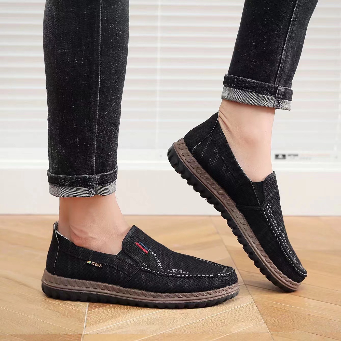Men's shoes are set to be released in summer 2024. New men's casual shoes with soft soles and breathability. Old Beijing cloth shoes with soft soles. Wholesale of dad shoes full figure