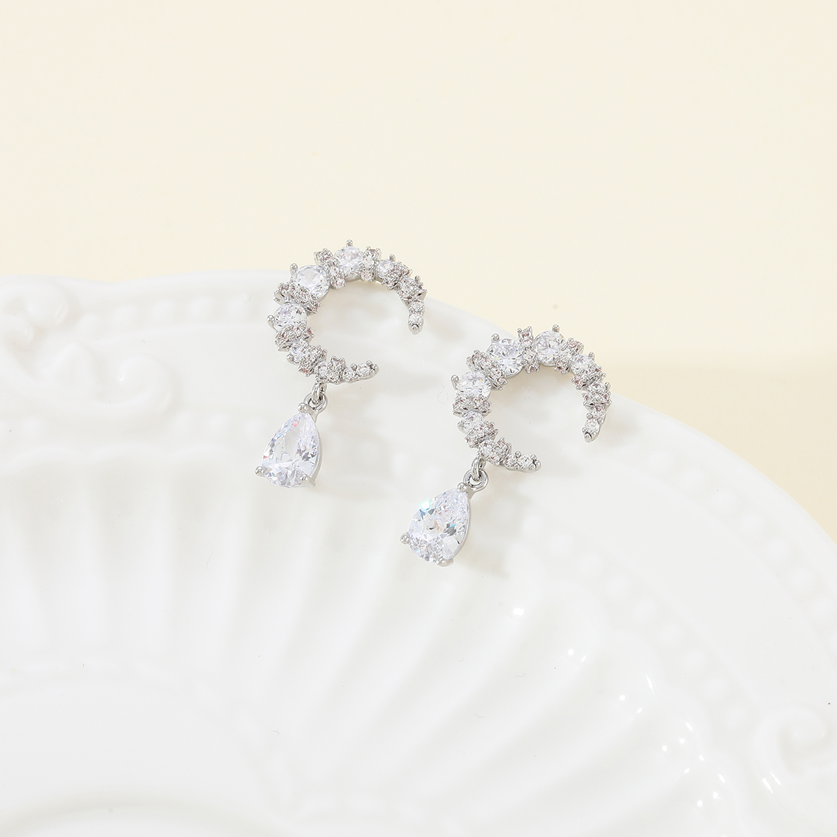 Xuhui brand exquisite and light luxury copper plated with real gold and set with zircon 925 silver needle star moon fashionable and elegant stud earrings Item Picture