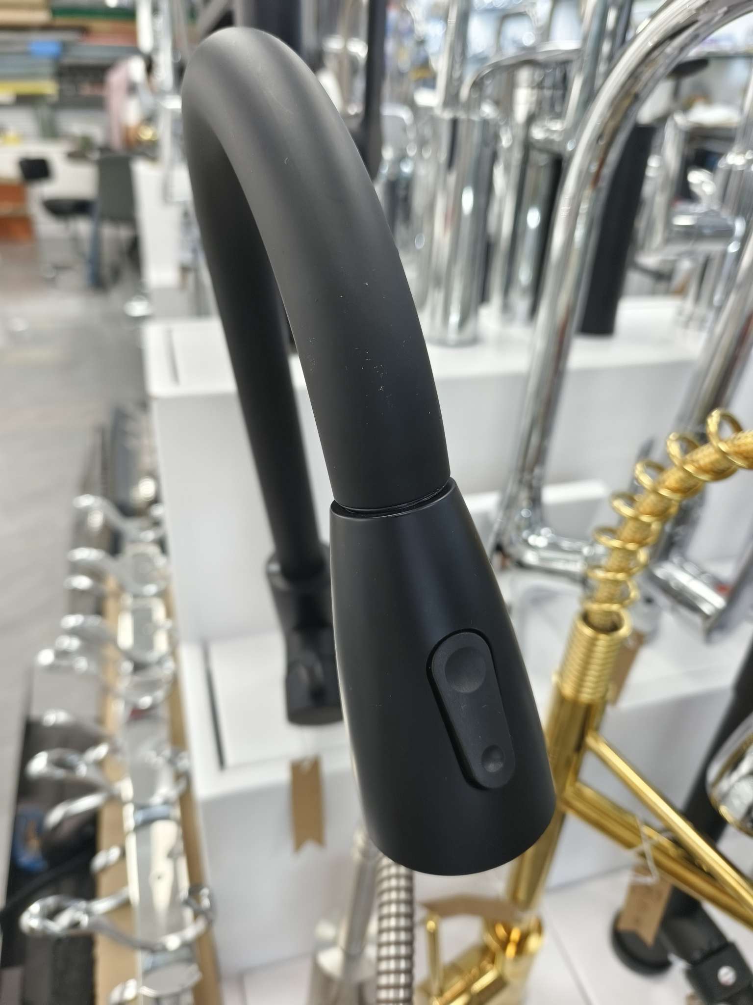 黑色不锈钢水龙头产品图