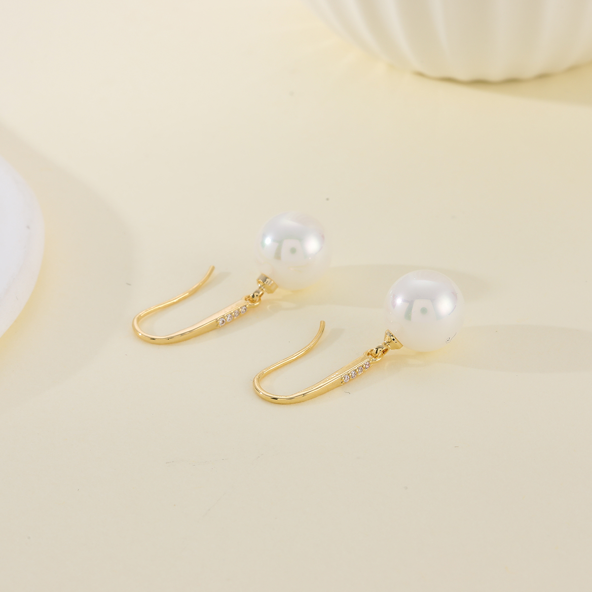 Xuhui brand's new stylish and exquisite copper-plated real gold bejeweled ear hooks are simple, elegant and stylish details Picture