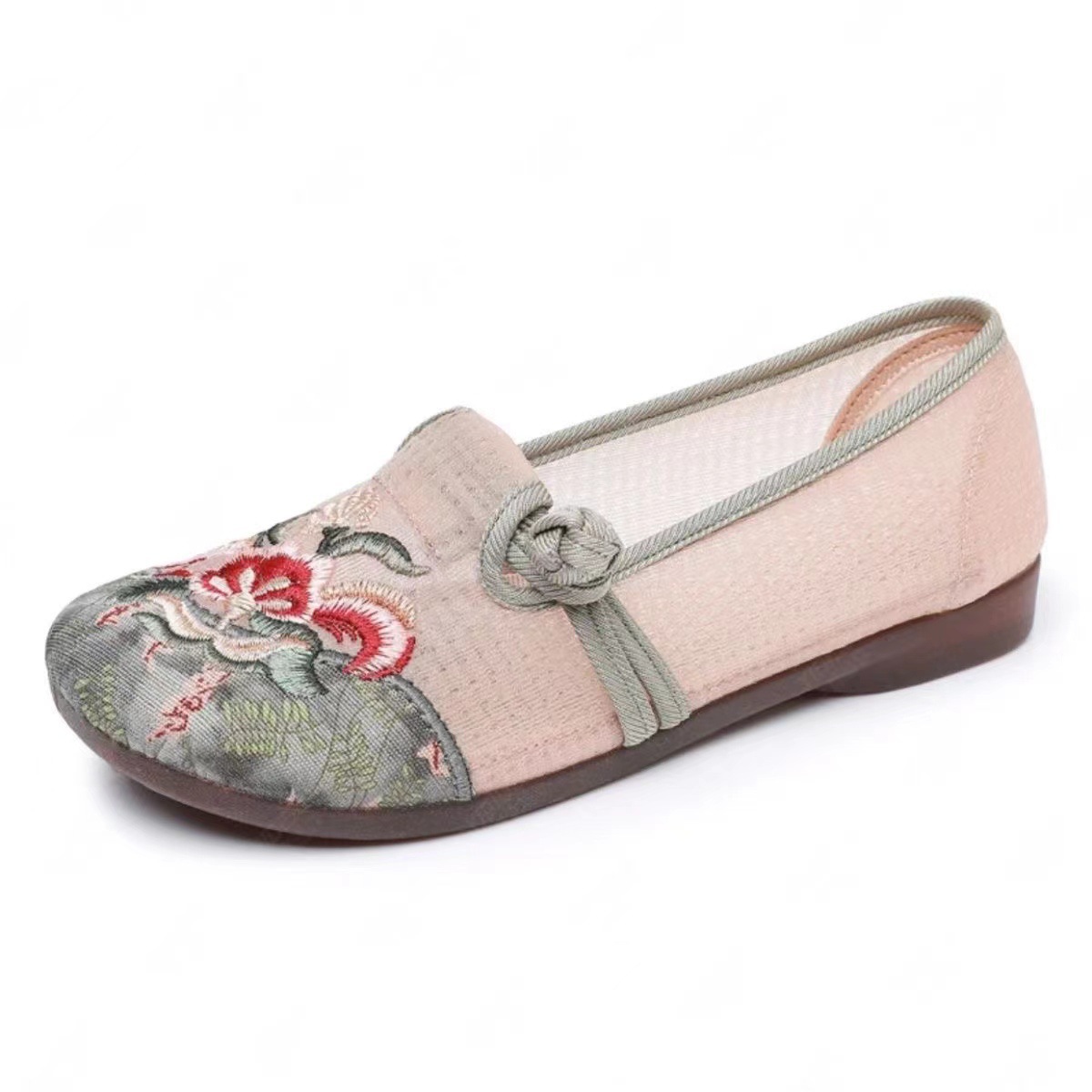 In the spring and summer of 2025, old Beijing cloth shoes for housewives, thin mesh shoes, versatile shoes for middle-aged and elderly people, casual shoes that can be worn on one foot Application Scenario