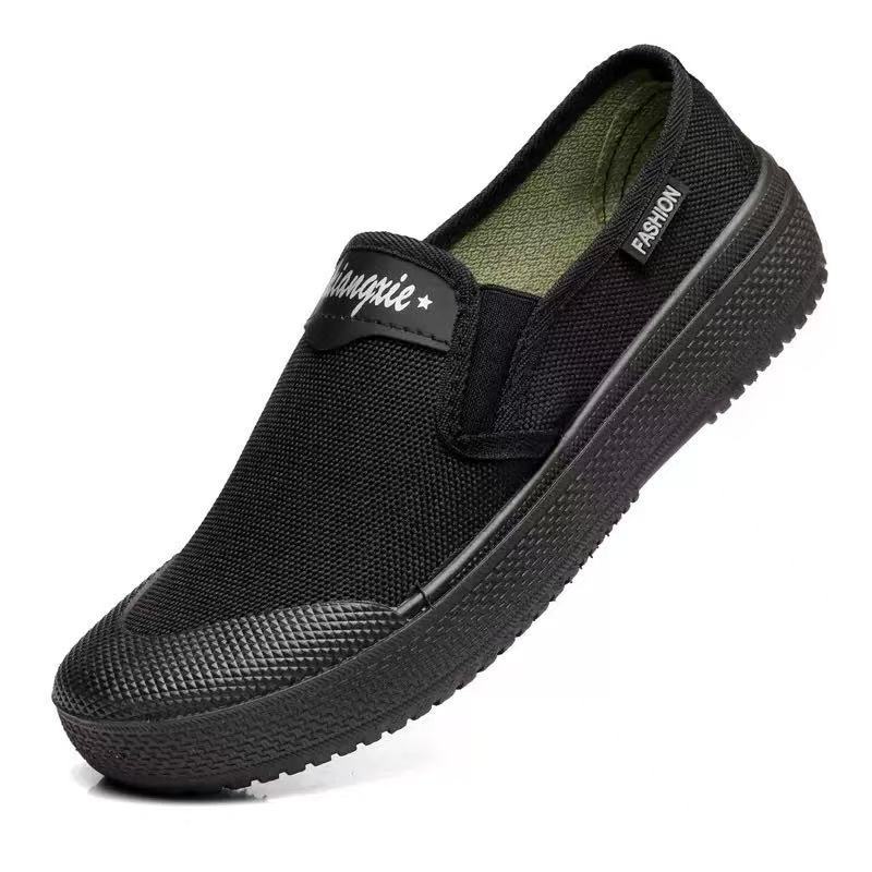 Training shoes, liberation shoes, training shoes, cloth shoes, men's shoes, construction site shoes, canvas shoes, men's shoes, outdoor old men's shoes on one foot Item Picture