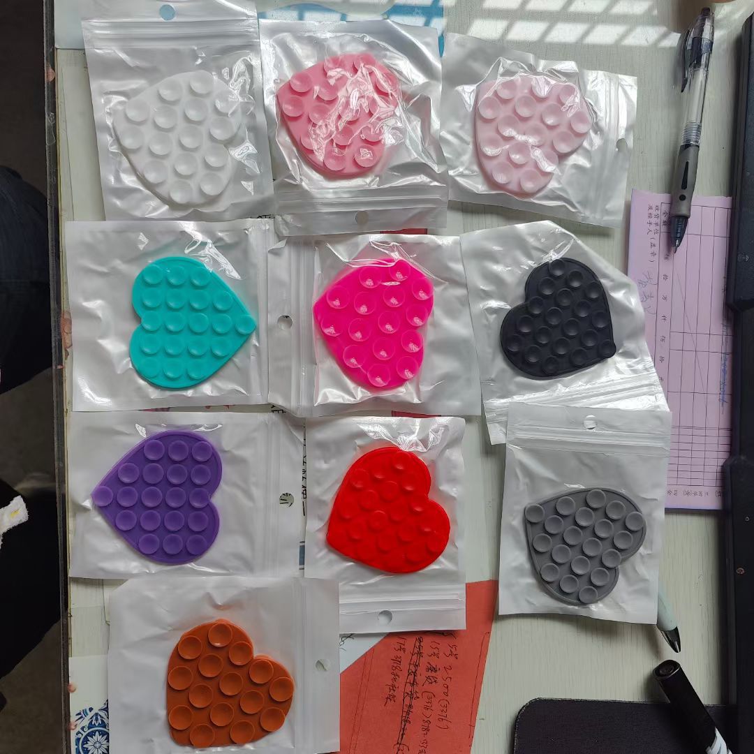 The factory's best-selling multi-functional silicone double-sided adhesive suction cups for mobile phone stickers, heart-shaped mobile phone suction cups, and heart-shaped double-sided suction cups full figure