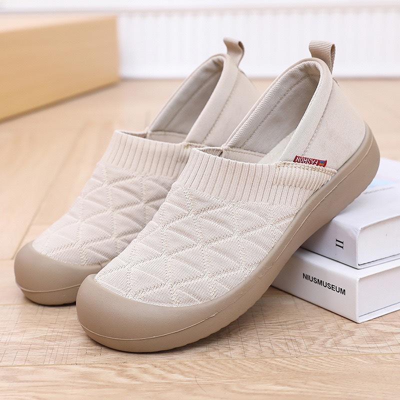 Spring and Autumn's new women's cloth shoes with soft soles and soft surfaces, fashionable mom shoes that can be worn on one foot, light, comfortable and anti-slip work shoes for export full figure