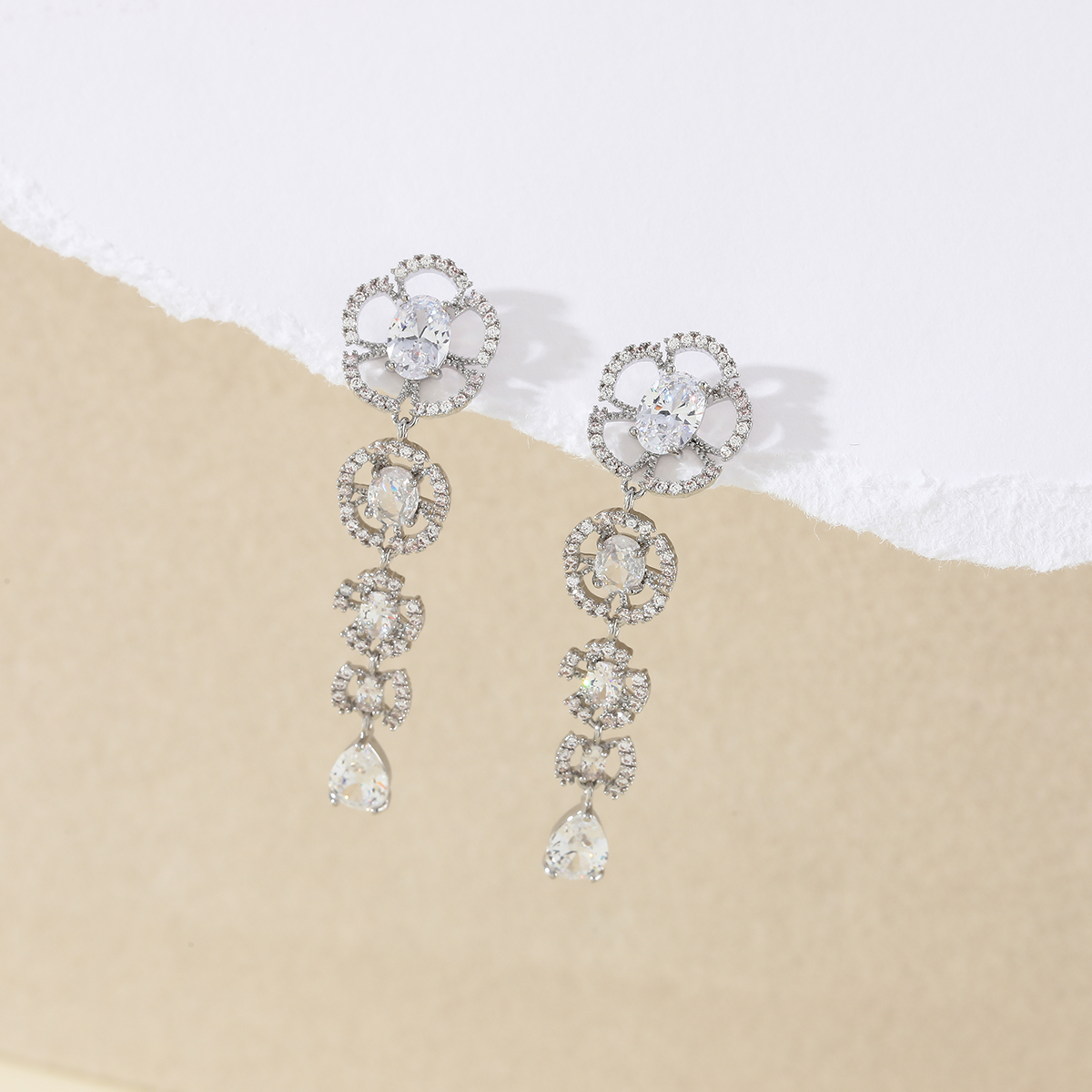 Xuhui brand exquisite and light luxury copper plated with real gold and zircon inlaid 925 silver needle luxurious camellia fashionable and elegant stud earrings Specification drawing