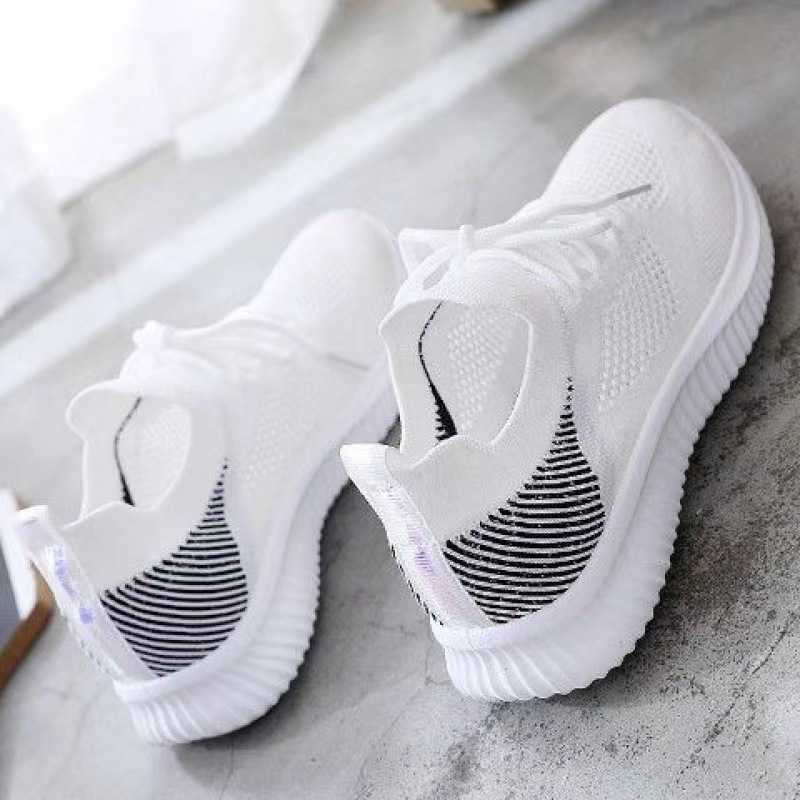 The new 2024 shoes are versatile for women. Students can wear mesh shoes in summer. They are breathable mesh sports shoes for women, casual shoes, and mom shoes details Picture