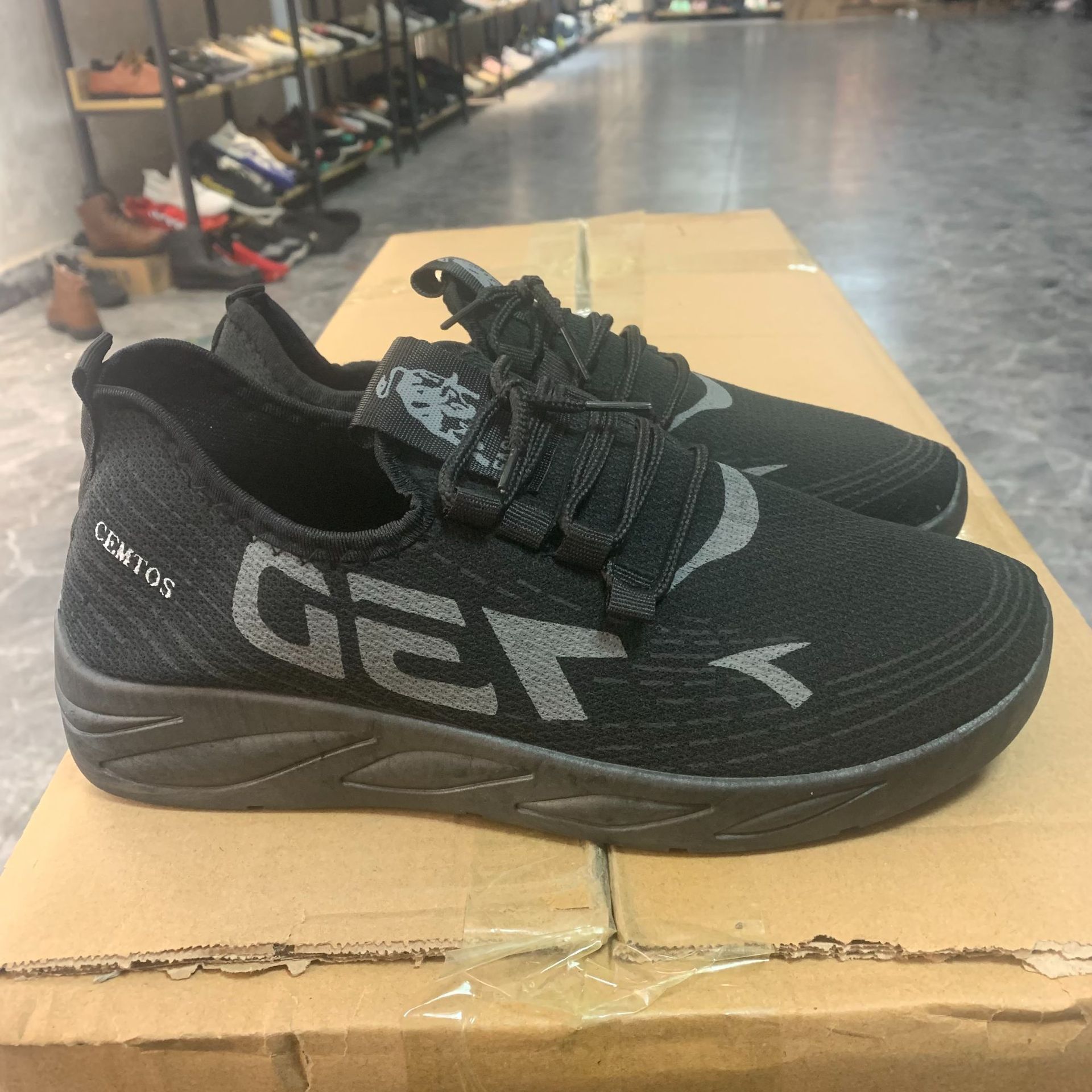 Factory wholesale men's shoes 2025 new style popular men's flying woven sports shoes, soft-soled comfortable running shoes, popular men's shoes Specification drawing