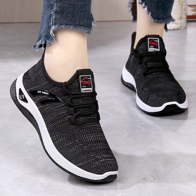 Old Beijing cloth shoes, women's single shoes, flying fabric surface, one-step walking women's shoes, mom shoes, anti-slip soft-soled casual sports shoes details Picture