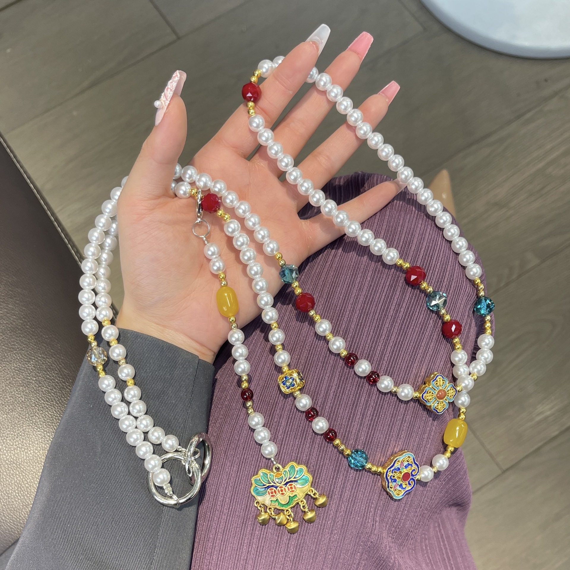 The phone chain is a cross-chain that can be carried by hand or hung on the wrist. It is a bag chain that prevents loss. The phone case chain features creative new Chinese-style pearl tassels full figure
