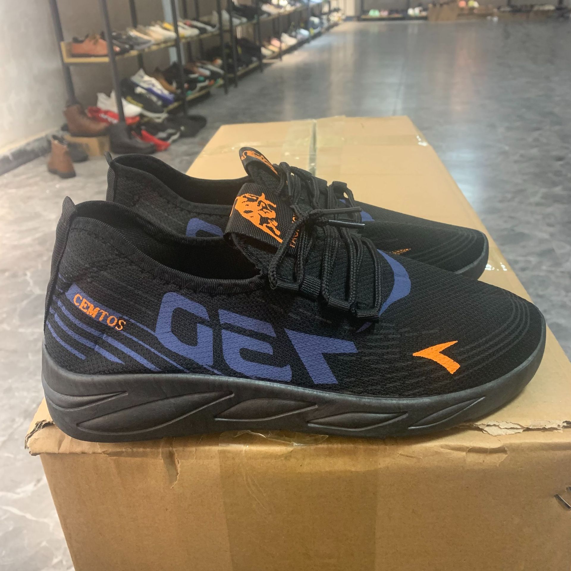 Factory wholesale men's shoes 2025 new style popular men's flying woven sports shoes, soft-soled comfortable running shoes, popular men's shoes details Picture