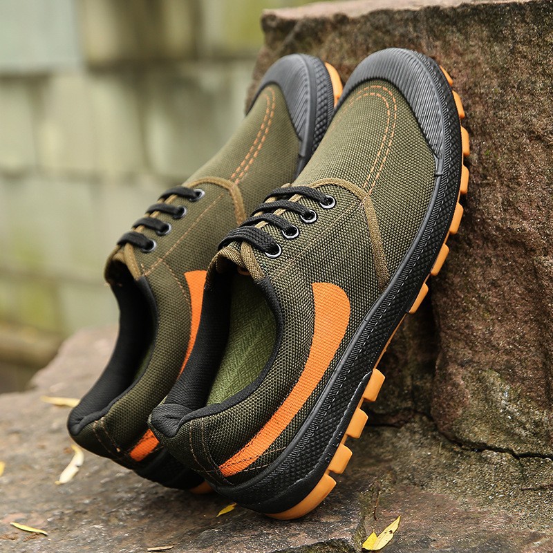 Workwear safety shoes for men, casual, lightweight, durable, breathable and comfortable throughout the four seasons, dirt-resistant. One-piece consignment from the manufacturer full figure